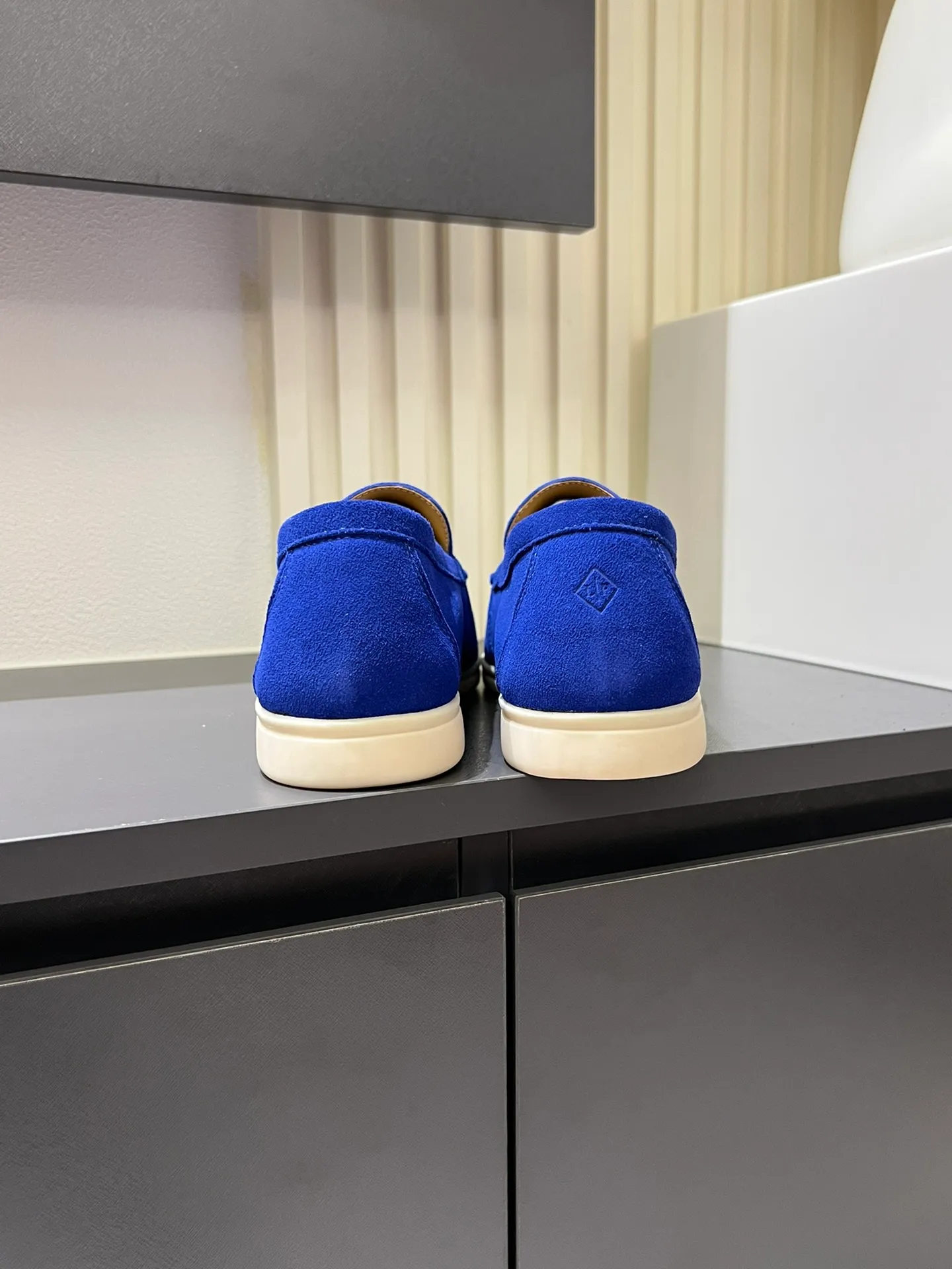 Men's shoes 💰p360 "Loro men's shoes 💰pian'*" Classic L men's shoes for couples 💰p Top version British flat loafers, a must-have item in old money style, the minimalist design is eye-catching and durable, a plus point for dressing The soft foot feel and texture are outstanding. They don’t scratch your feet and are very nice. They are matched with soft and waxy soles. They can be worn daily for a long time without getting tired. They are easy to wear, versatile and classic items, with perfect foot feel and texture! Imported cashmere fabric, the lining is made of imported A-grade water-dyed cow lining, the top version of the genuine leather midsole is sewn with pure handmade mark thread! Size: Female 35-40 (34. Customized) Male 38-44 (45.46. Customized)